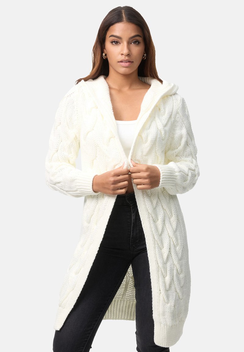 Cardigan en tricot torsadé blanc avec capuche, devant ouvert et poignets côtelés. La texture est épaisse et douce, idéale pour le superposition.