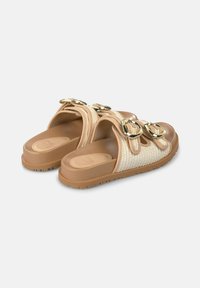 Beige schuiflippers met een geweven textiel bovenzijde, gouden hardware accenten, een gevoerde zool en een gegroefde traction zool.