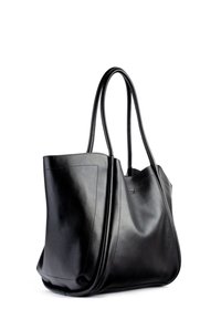 Zwarte leren tote bag met een zachte textuur, langwerpige handvatten en een eenvoudig, minimalistisch ontwerp. Bevat een subtiele logo-embossing.