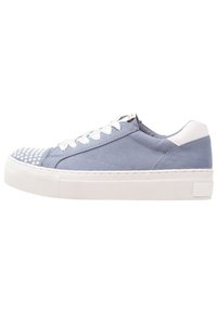 Baskets en daim bleu clair avec semelle blanche, lacets en satin blanc, patch talon blanc et clous blancs sur l'embout.