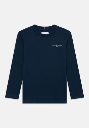 Tricou cu mânecă lungă de culoare bleumarin, fabricat din bumbac, având un guler rotund, imprimare cu logo pe piept și un logo mic pe mânecă.