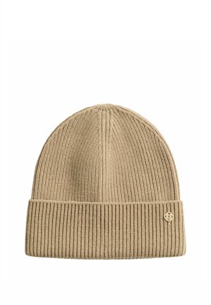 Beige gerippte Strickmütze mit umgeschlagenem Bündchen und kleinem rundem Metalllogo auf der rechten Seite des Bündchens.