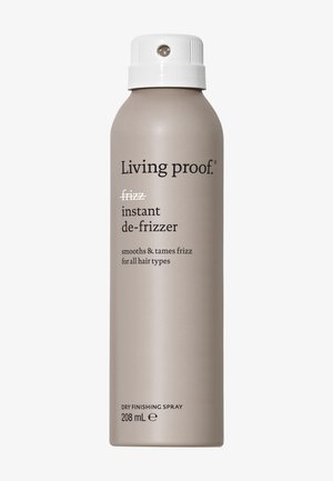 Grijze aerosolcan met een witte spuitmond, gemarkeerd met "Living proof frizz instant de-frizzer" in zwarte tekst, 208 mL, met een gladde metallic afwerking.