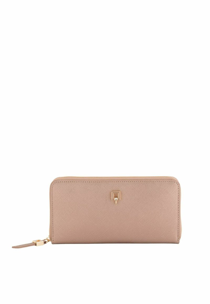 Beżowy portfel z fakturowanego materiału syntetycznego, o prostokątnym kształcie, z akcentem w postaci złotego logo oraz zamkiem błyskawicznym z dopasowanym uchwytem.