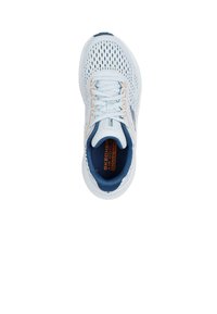 Weiße Sportschuhe mit Obermaterial aus Mesh, orangefarbigen Akzenten und blauen Schnürsenkeln. Verfügen über eine gepolsterte Sohle und ein Logo auf der Zunge.