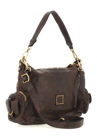 Borsa a tracolla in pelle marrone con dettagli in metallo dorato, scomparti con cerniera e borchie decorative su una toppa quadrata. Dotata di tracolla e manici.