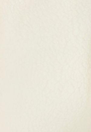 Cuero blanco texturizado con un acabado ligeramente brillante, que presenta patrones de superficie irregulares y una calidad táctil suave.