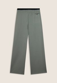 Pantalones de pierna ancha grises, elaborados en suave algodón, con una cinturilla elástica y una frase impresa en un lado. Textura suave y diseño sencillo.