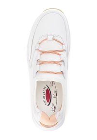 Witte sneaker met een textuur van mesh bovenzijde, elastische veters in oranje, ronde neus, gevoerde binnenzool en subtiele logo-details.