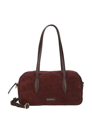 Sac à main rectangulaire en daim rouge foncé avec deux poignées en cuir marron foncé et une bandoulière amovible, avec une petite étiquette "Burkely" à l'avant.