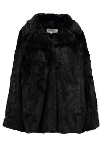Abrigo de piel sintética negra con un ancho cuello, diseño holgado y superficie texturizada. Etiqueta visible en el interior del cuello. No se muestran aberturas.