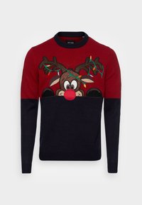 Rot- und marineblauer Strickpullover mit einem Cartoon-Rentier, das Geweih und Weihnachtslichter hat, einer runden roten Nase sowie einem gerippten Kragen und Bündchen.