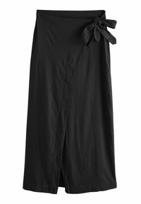Falda negra envolvente de tejido ligero con un lazo lateral, longitud midi, textura suave y diseño de solapa diagonal en la parte frontal.