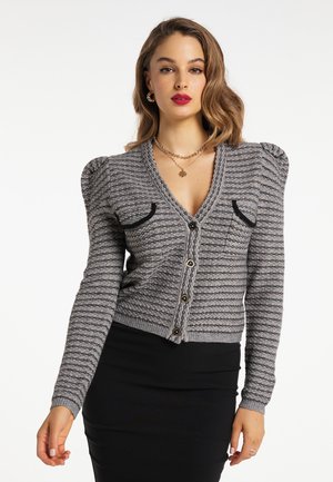 Cardigan grigio a righe con maniche a sbuffo, scollo a V, bottoni frontali e due tasche nere. Tessuto morbido con polsini e orlo a coste.