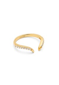 Anillo en tono dorado con un diseño curvado y dos extremos abiertos, adornado con una fila de brillantes transparentes a lo largo de un lado.