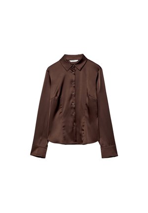 Chemise en satin marron à col pointu, à manches longues et à fermeture à boutons sur le devant, présentant une texture lisse et un design structuré.