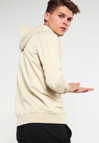 Urban Classics ACID WASH RAGLAN HOODY - Luvtröja - sand