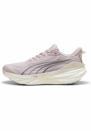 Chaussure de course rose clair avec une semelle blanche épaisse et un logo Puma gris sur le côté, conçue pour un usage sportif.