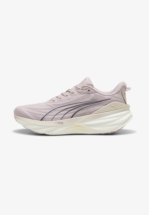 Chaussure de course rose clair avec une semelle blanche épaisse et un logo Puma gris sur le côté, conçue pour un usage sportif.