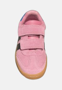 Zapato de gamuza rosa con dos correas de velcro negras, punta redondeada y una suela de goma color natural. Presenta costuras mínimas y un acento azul en la parte superior.