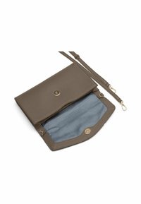 Borsa a tracolla in pelle marrone con texture, hardware dorato, chiusura magnetica e interno in tessuto blu. Cinghia inclusa.