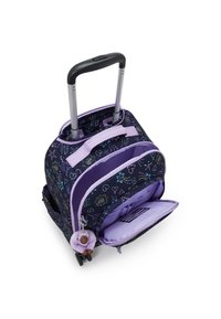 Rucksack mit Rollen in dunkelblau mit bunten Stern- und Herzmustern. Verfügt über lila Akzente, zwei Fächer und einen weichen Schlüsselanhänger-Anhänger.