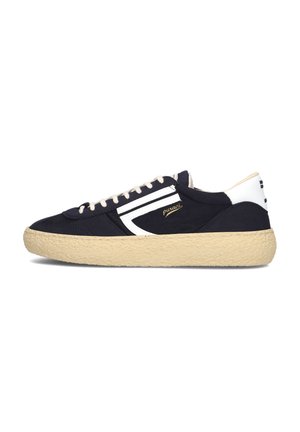 Sneaker in tela blu marino con accenti bianchi, caratterizzato da una suola in gomma crema texturizzata e marchiatura dorata. Design con lacci e punta arrotondata.
