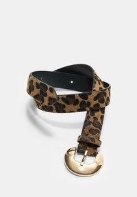 Læderbælte med leopardprint, lavet af blødt materiale, med en guldtonet cirkulær spænde og underside i sort læder. Justerbar længde med huller.