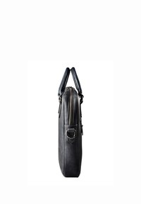 Bolsa de ordenador portátil de cuero negro con un diseño delgado, asas superiores y un cierre de cremallera plateado. Cuenta con un bolsillo lateral y un acento decorativo de hardware plateado.