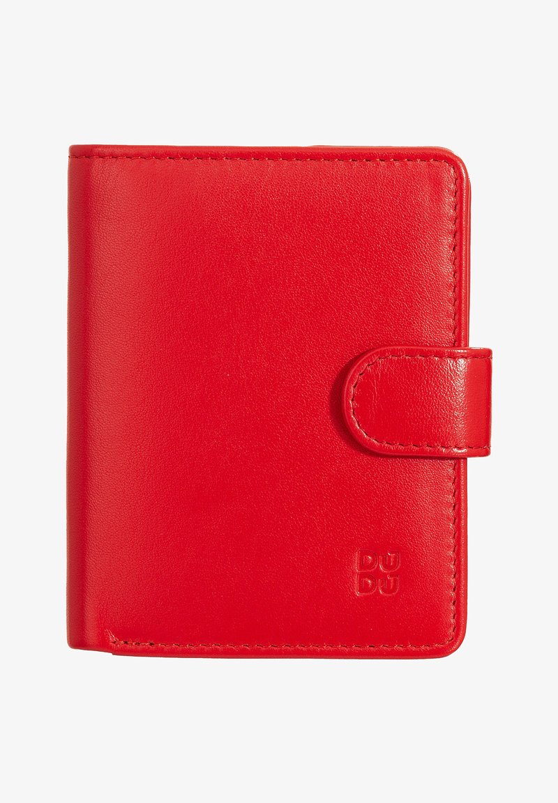 Cartera de cuero rojo con una textura suave, forma rectangular y cierre a presión. Presenta un sutil logotipo en la esquina inferior.