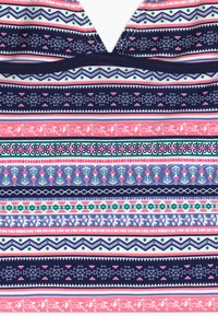 Tissu bleu marine et rose à motifs avec des rayures horizontales comportant des designs géométriques et floraux. Le matériau est doux et extensible.