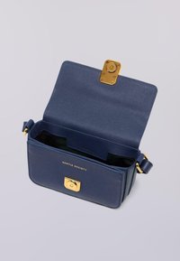Borsa a tracolla in pelle blu navy texture con chiusura e componenti in oro, patta aperta che mostra l'interno nero vuoto.