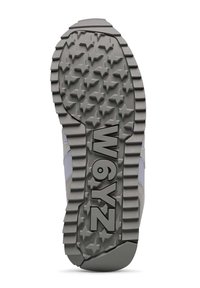 La semelle de sneaker grise présente un motif de semelle robuste avec des formes d'étoiles en relief, des bords renforcés et un audacieux logo "W6YZ" au centre.