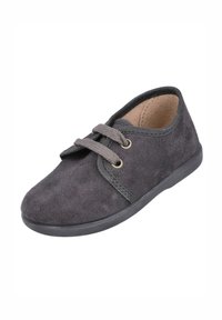 Zapato de ante gris con punta redonda, suela plana y cordones a juego. Presenta costuras decorativas y un forro interior suave.