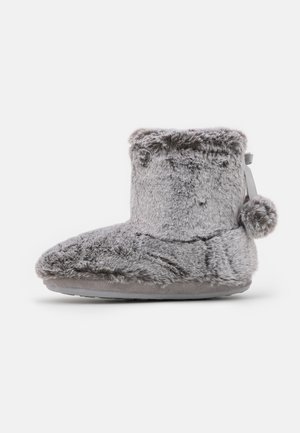 Grijze nep bont enkelboot pantoffel met een ronde neus, pomponaccent en zachte binnenvoering. Platte zool voor binnengebruik.