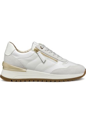 Witte sneaker met een mix van gladde en gestructureerde materialen, voorzien van een gouden ritsdetail, een gewatteerde zool en een subtiele ontwerpaccent.
