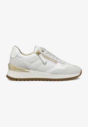 Witte sneaker met een mix van gladde en gestructureerde materialen, voorzien van een gouden ritsdetail, een gewatteerde zool en een subtiele ontwerpaccent.