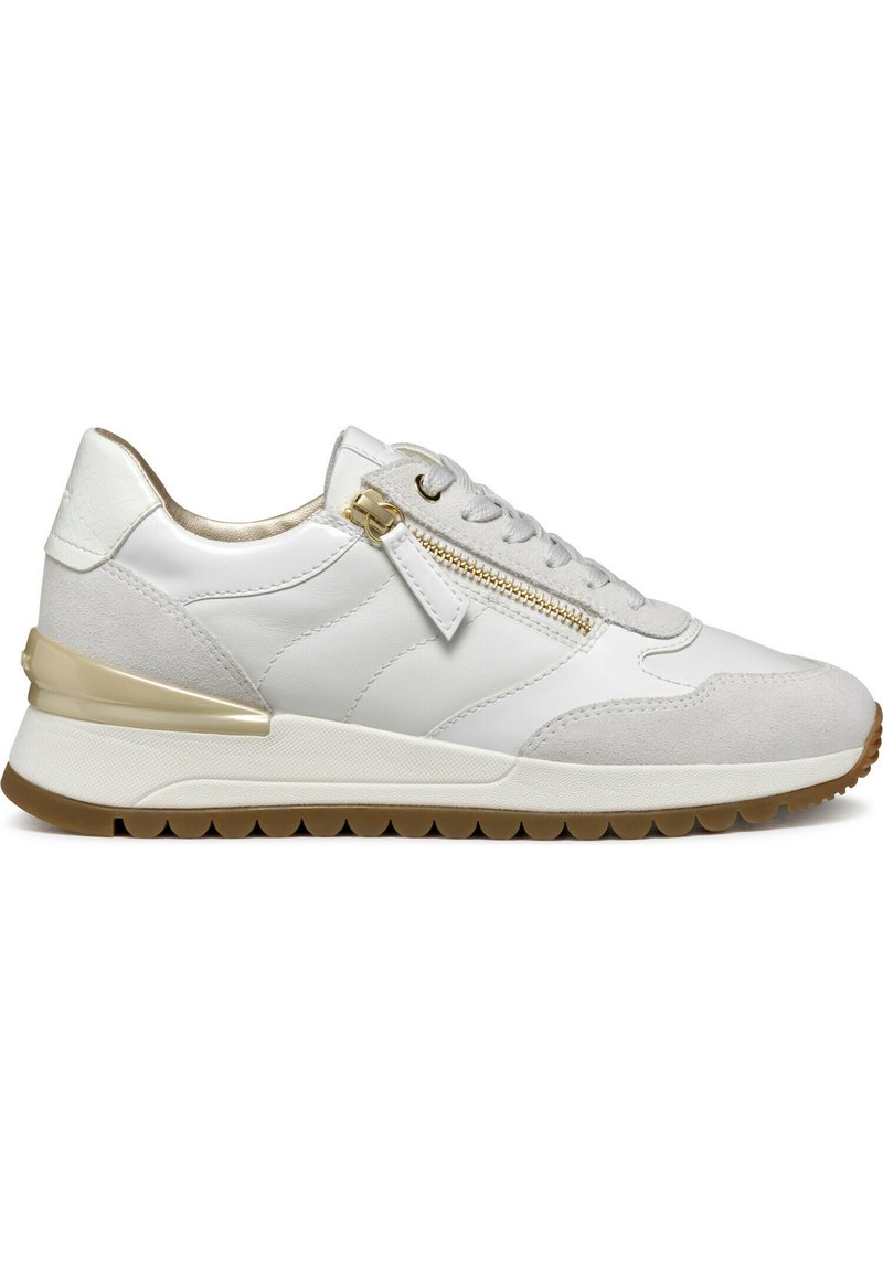 Sneaker bianco con un mix di materiali lisci e testurizzati, caratterizzato da una dettagli gold della zip, una suola imbottita e un accento di design sottile.