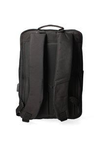 Zaino nero con spallacci imbottiti, maniglia superiore e un tessuto liscio e strutturato. Presenta un design minimalista senza loghi visibili.