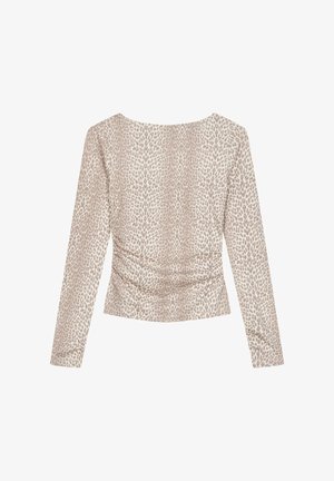 Beige top met lange mouwen en subtiele luipaardprint, getailleerde pasvorm en ronde halslijn, gezien van achteren tegen een witte achtergrond.