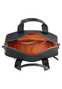 Schwarze Tasche mit einer strukturierten Außenseite und glatten Lederelementen. Helles oranges Innenfutter mit zwei Stoffschlauftaschen. Zwei Tragegriffe oben.