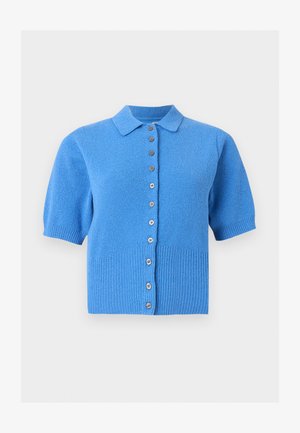 Μπλε πλεκτή ζακέτα με κοντά μανίκια, γιακά και κάθετη σειρά καφέ κουμπιών σε απλό φόντο.