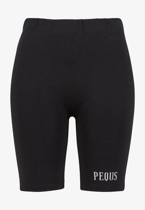 Černé elastické šortky s gumovým pasem a bílým textem "PEQUS" na dolní levé části nohavice, s hladkým, matným povrchem.