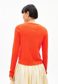 Helle orange, gerippte Strickjacke mit langen Ärmeln und rundem Ausschnitt. Verfügt über ein strukturiertes Muster und eine leicht taillierte Passform.