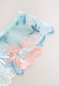 Haftowane kwiatowe koronki w pastelowym różu i błękicie, z falistym brzegiem i siatkowym tłem o miękkiej fakturze.