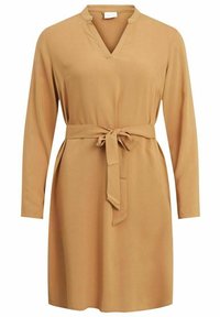 Robe à manches longues de couleur camel en tissu doux, avec un col en V et une ceinture à nouer à la taille ; dotée de poches latérales et d'une coupe décontractée.