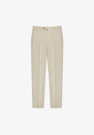 Pantalones beige claro hechos de una tela suave. El diseño cuenta con una parte delantera plana, cremallera y un solo botón de cierre. Ajuste entallado con bolsillos laterales.