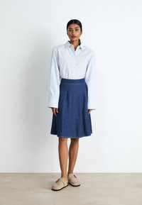 Mads Nørgaard AIR STELLY SKIRT - Jeansskjørt - mid blue denim