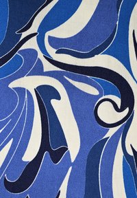 Abstrakter Stoff mit blauen, dunkelblauen und weißen wirbelnden Mustern. Glatte Textur mit kräftigen, geschwungenen Linien und kontrastierenden Farben.