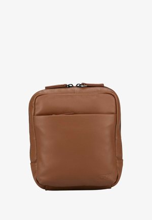 Sac en cuir marron à texture lisse, forme rectangulaire, fermeture éclair, et une poche avant. Marquage discret dans le coin inférieur.